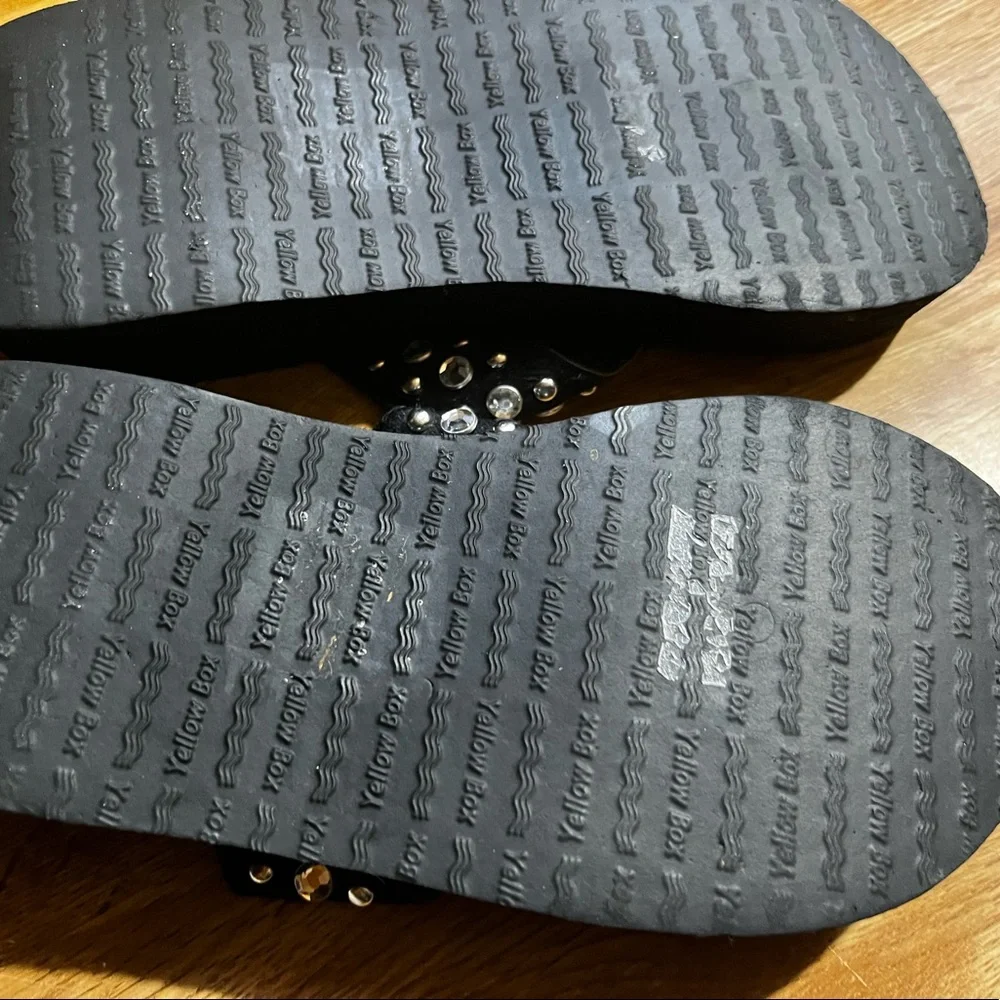 Yellow box flip flops - Picture 2 of 3